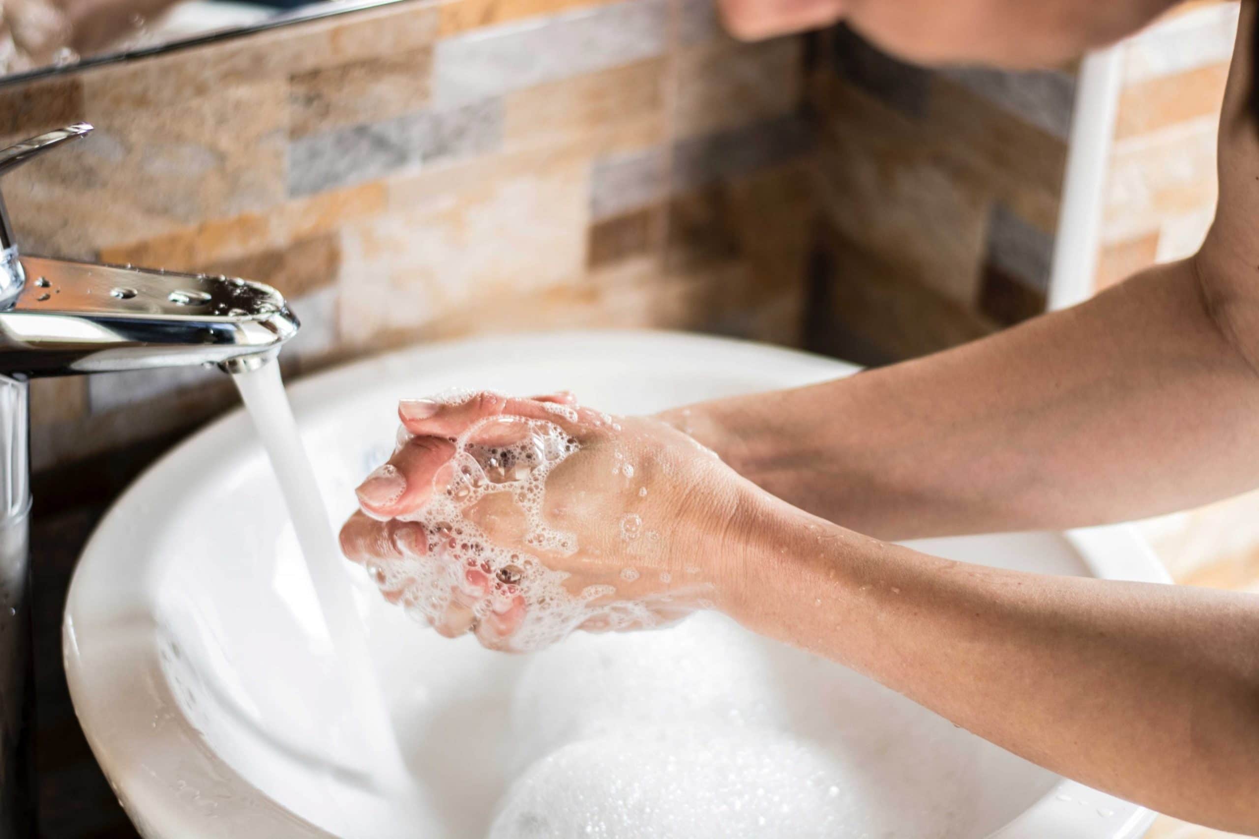 lavar las manos hispanos emprendedores