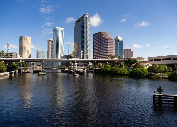 Descubre cómo emprender en Florida. Te guiamos con estrategias clave, requisitos legales y recursos de apoyo para iniciar tu negocio con confianza en el estado del sol.