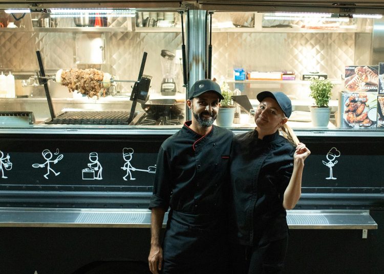 Emprendedor hispano aumentando ventas en negocio de comida rápida con estrategias efectivas