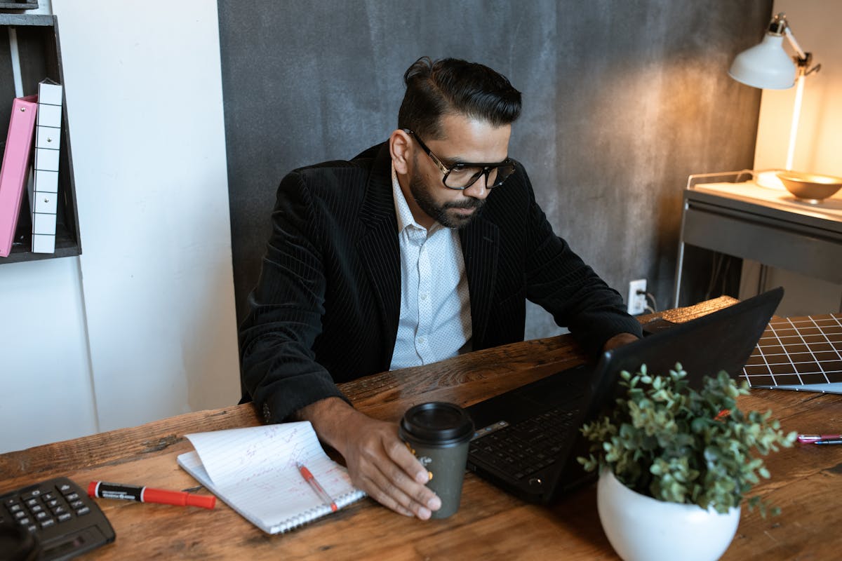 Emprendedora hispana revisando impuestos y deducciones de home office