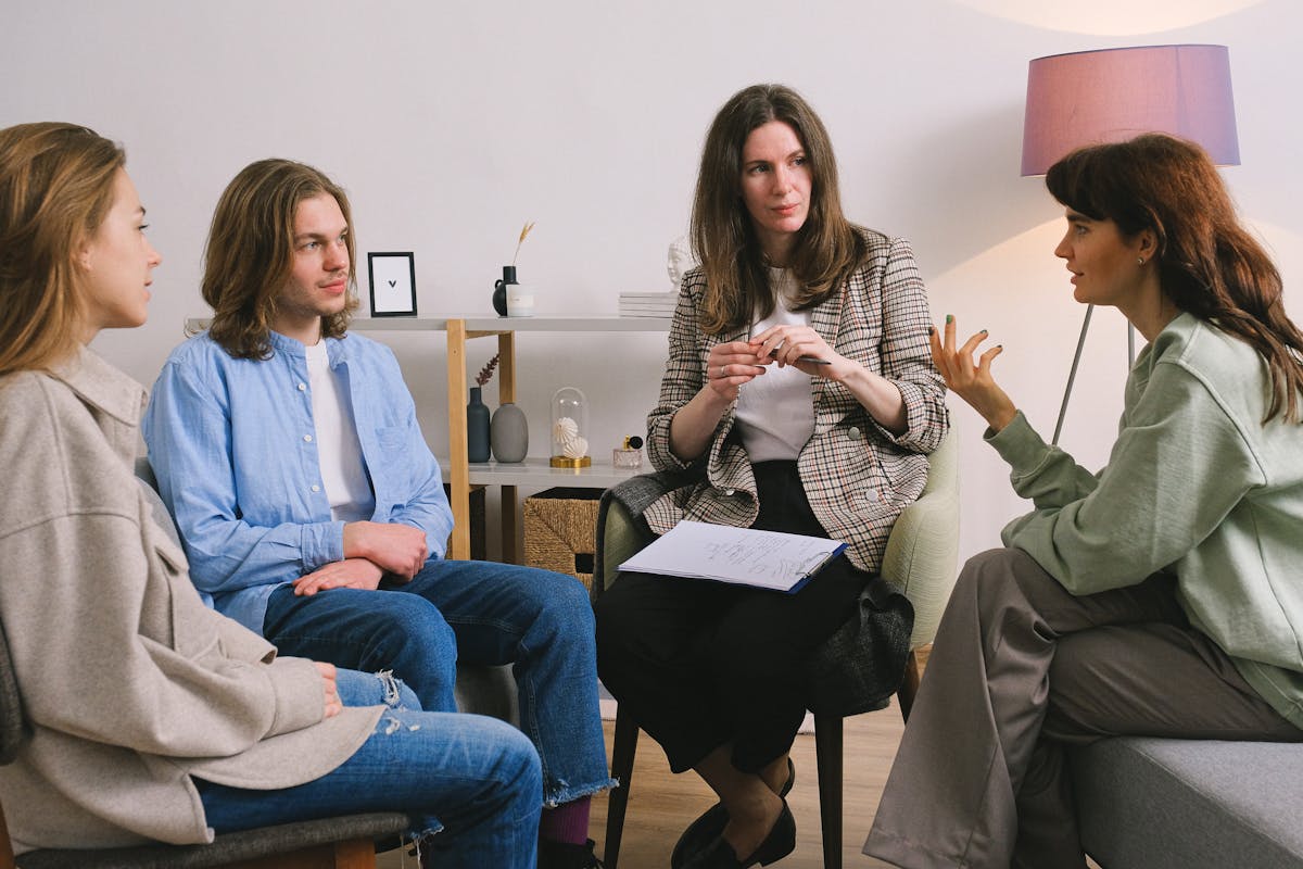 Mujeres hispanas emprendedoras colaborando en sus negocios desde casa