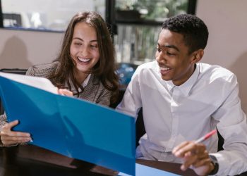 Emprendedores hispanos planificando un negocio en Estados Unidos