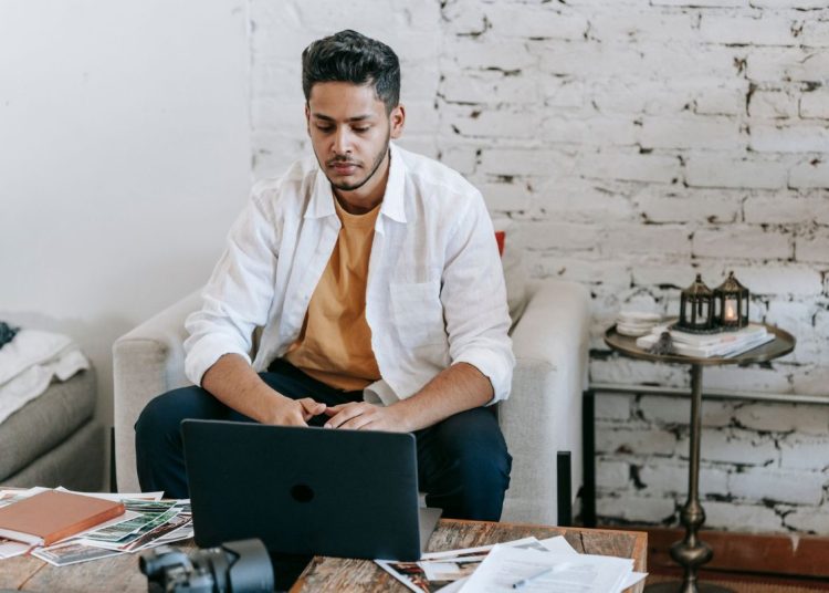 Emprendedor hispano gestionando en su laptop cómo abrir cuenta de banco para negocio con ITIN