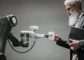 Emprendedor automatizando su negocio con inteligencia artificial en la laptop