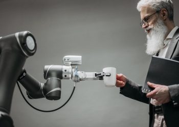 Emprendedor automatizando su negocio con inteligencia artificial en la laptop