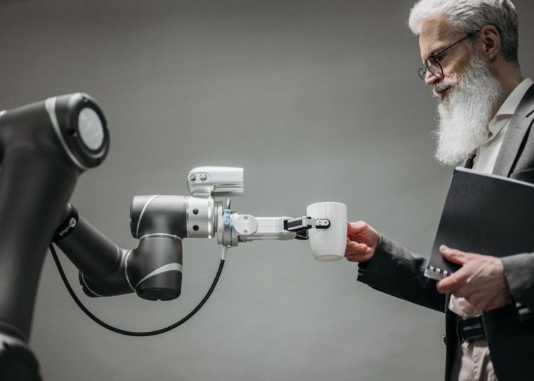Emprendedor automatizando su negocio con inteligencia artificial en la laptop