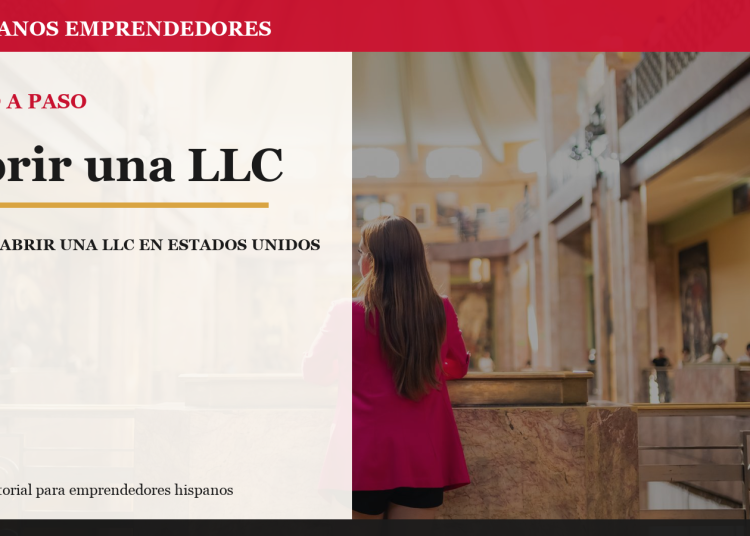 Emprendedor hispano revisando documentos para abrir una LLC