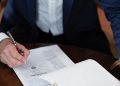 Emprendedor firmando los documentos para abrir una LLC en Estados Unidos
