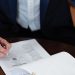 Emprendedor firmando los documentos para abrir una LLC en Estados Unidos