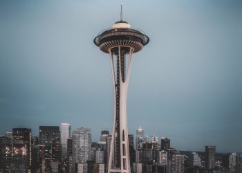 Vista del Space Needle y el horizonte de Seattle, referencia para emprender en Washington