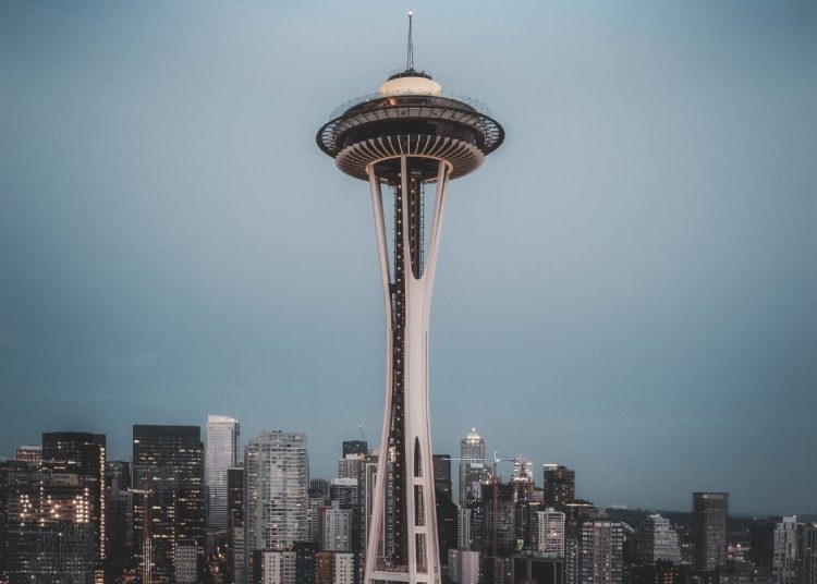 Vista del Space Needle y el horizonte de Seattle, referencia para emprender en Washington