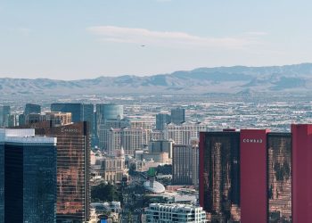 Emprendedor hispano abriendo un negocio en Nevada, cómo emprender en Nevada