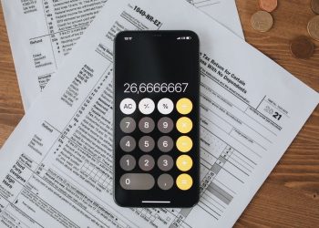 Calculadora sobre documentos de impuestos para pagar los taxes de un negocio según el calendario fiscal 2026