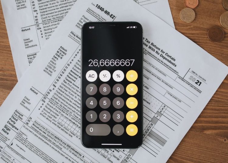 Calculadora sobre documentos de impuestos para pagar los taxes de un negocio según el calendario fiscal 2026