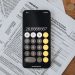 Calculadora sobre documentos de impuestos para pagar los taxes de un negocio según el calendario fiscal 2026