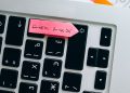 Emprendedora llenando en su laptop el formulario para saber como sacar un EIN
