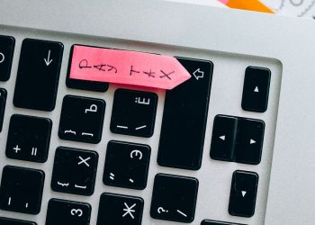 Emprendedora llenando en su laptop el formulario para saber como sacar un EIN