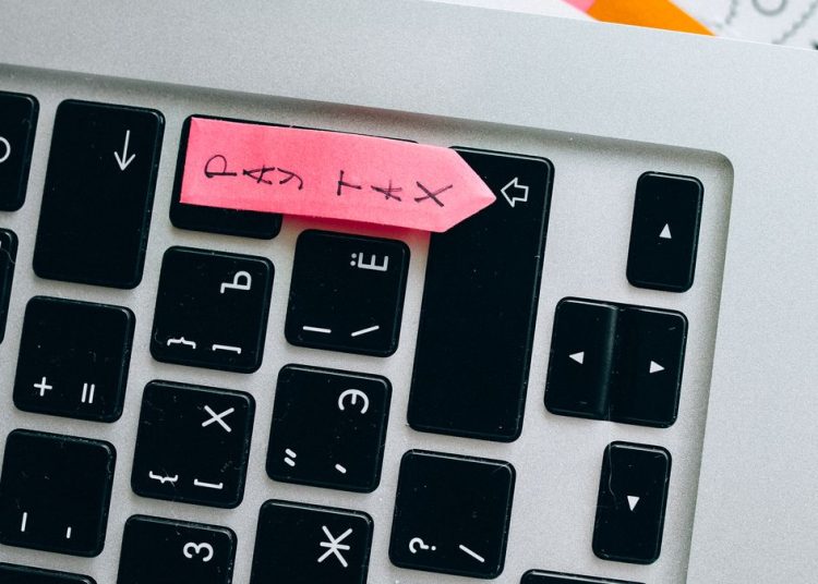 Emprendedora llenando en su laptop el formulario para saber como sacar un EIN