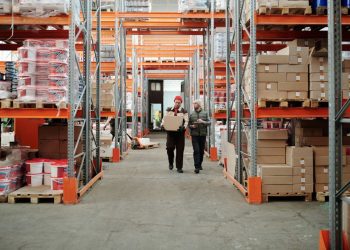 Almacén con estanterías y cajas listas para envío, ejemplo de cómo vender en Amazon FBA