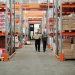 Almacén con estanterías y cajas listas para envío, ejemplo de cómo vender en Amazon FBA