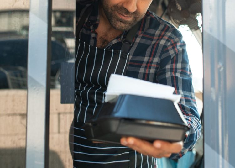 Errores al emprender: dueño de food truck atendiendo en Estados Unidos