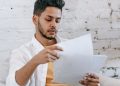 Emprendedor hispano revisando documentos para decidir LLC vs Corporation