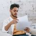 Emprendedor hispano revisando documentos para decidir LLC vs Corporation