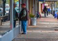 Calle céntrica de una ciudad pequeña de Estados Unidos con negocios locales, ambiente ideal para emprender en Clarksville TN