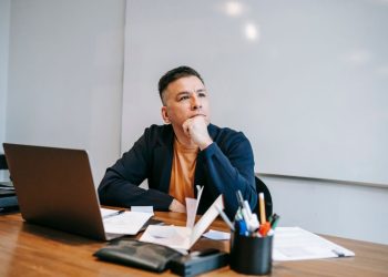 Emprendedora hispana reflexiona en su escritorio sobre los errores al emprender en el primer año