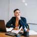 Emprendedora hispana reflexiona en su escritorio sobre los errores al emprender en el primer año