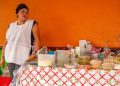 Emprendedora hispana en su pequeño negocio rentable con poca inversión