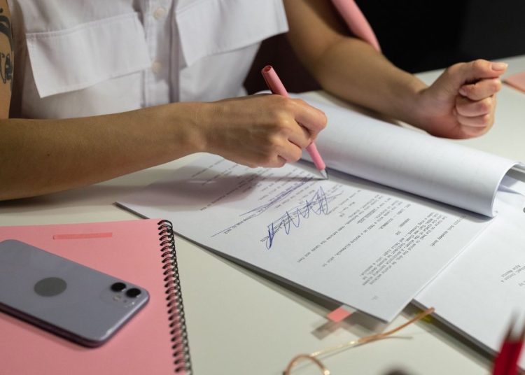 Dos personas revisando documentos y una lista de verificación, los pasos para abrir un negocio en Estados Unidos