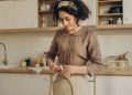 Mujer hispana preparando comida casera para vender desde su cocina