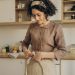 Mujer hispana preparando comida casera para vender desde su cocina