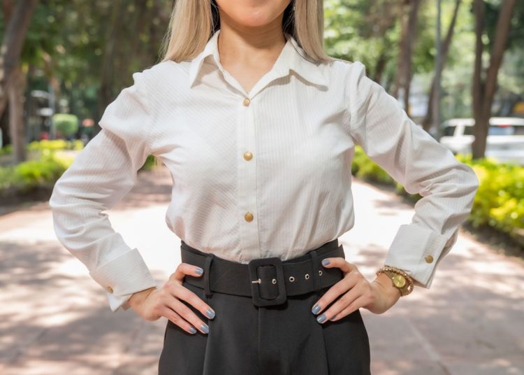 Mujer emprendedora latina evaluando préstamos para pequeños negocios para mujeres