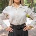 Mujer emprendedora latina evaluando préstamos para pequeños negocios para mujeres