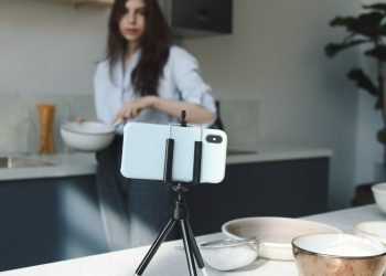 Emprendedora grabando un producto con el teléfono para vender en TikTok Shop