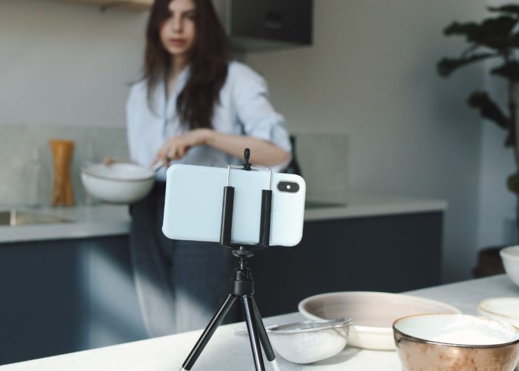 Emprendedora grabando un producto con el teléfono para vender en TikTok Shop