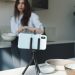 Emprendedora grabando un producto con el teléfono para vender en TikTok Shop