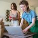 Emprendedor hispano preparando pedidos de e-commerce para vender en Amazon sin inventario