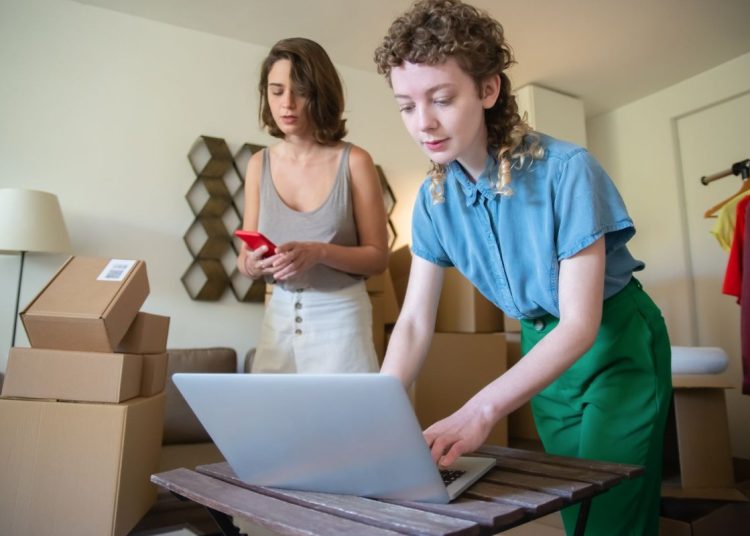 Dos emprendedoras hispanas preparan pedidos para vender en Amazon USA desde su negocio