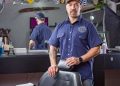 Dueño de barbería latino que recibió un aviso CP2100 del IRS