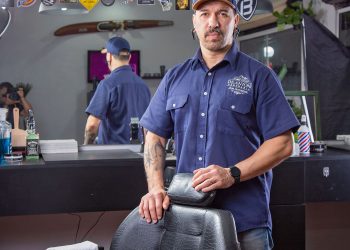 Dueño de barbería latino que recibió un aviso CP2100 del IRS