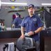 Dueño de barbería latino que recibió un aviso CP2100 del IRS
