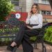 Dueña de negocio latina revisa las reseñas de Google en su celular