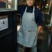 Dueño latino de un food truck con delantal, antes de pagarle a su proveedor y pedirle el formulario W-9