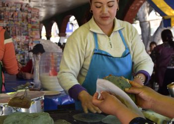 Emprendedora latina trabajando en su puesto de mercado — pagos estimados de impuestos en Estados Unidos