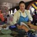 Emprendedora latina trabajando en su puesto de mercado — pagos estimados de impuestos en Estados Unidos