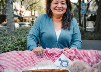 Dueña de un puesto que usa el método de ingreso anualizado para sus impuestos