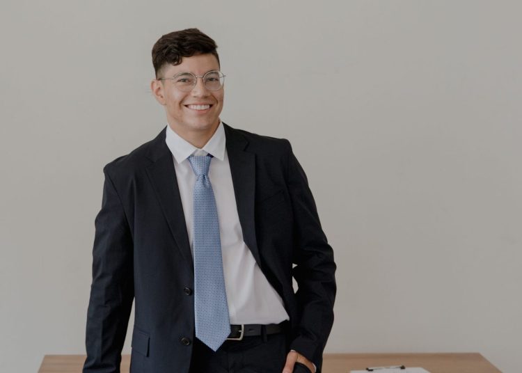 hombre latino dueño de negocio revisando el aviso B del IRS en su oficina
